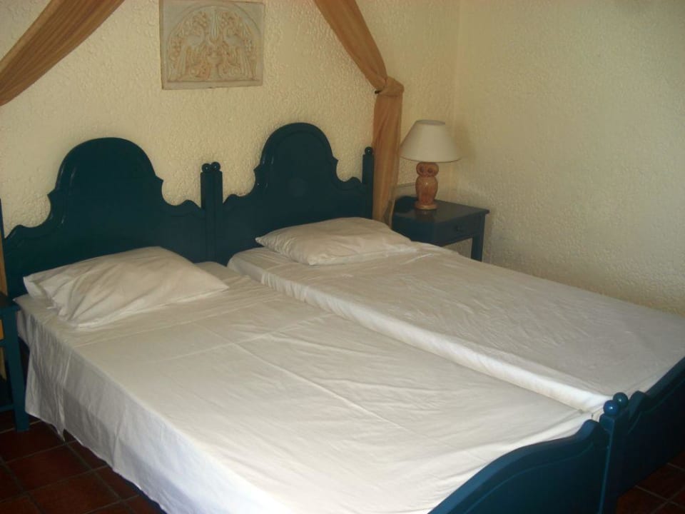 Bett Alexander Beach Hotel & Village Resort