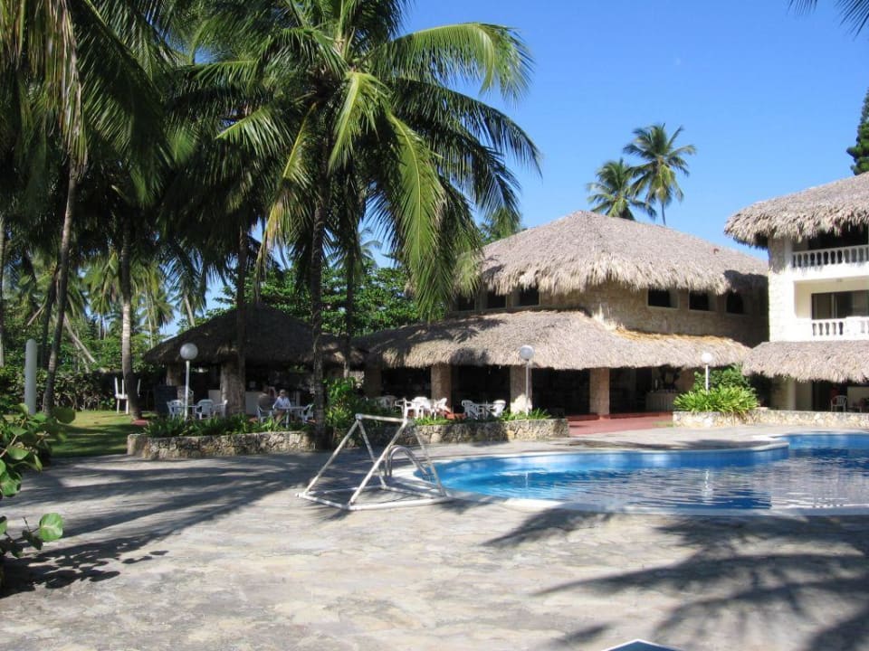 Blick vom Pool zum Restaurant Playa Esmeralda Beach Resort