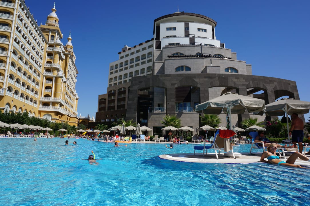 Blick vom Pool auf das Hotel Melas Lara Hotel