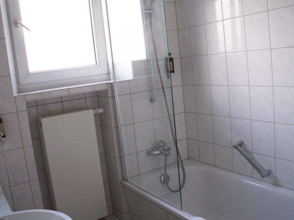 Das Fenster im Bad von Zimmer 107 Garner Hotel Hamburg - Wandsbek Marktplatz