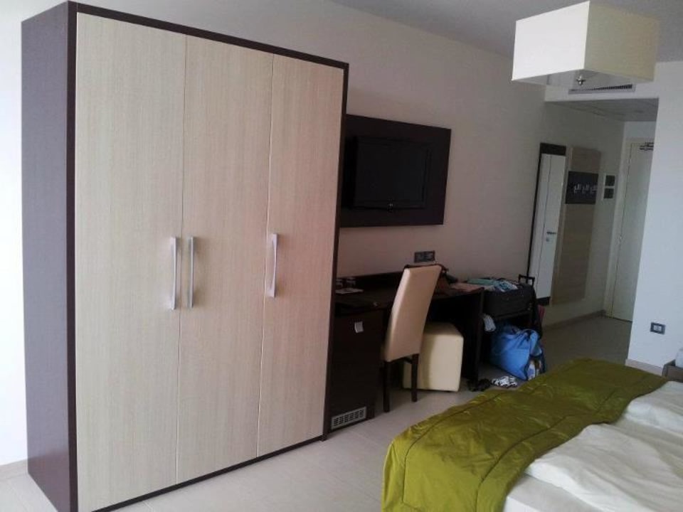 Großer Kasten, LCD-TV, Kühlschrank Lido Bibione