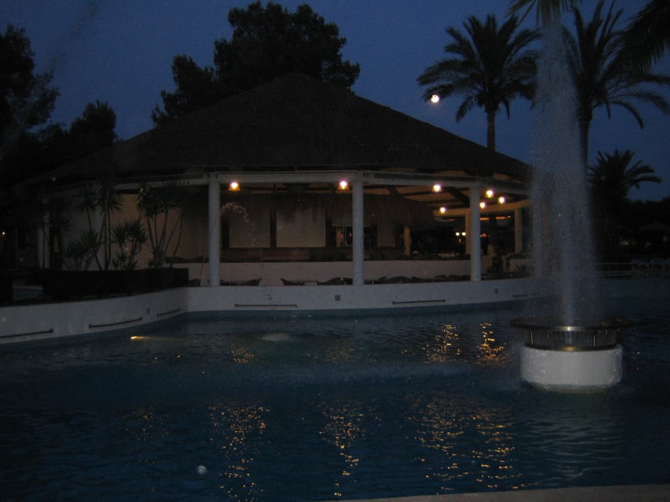 Poolbar am Abend Prinsotel La Dorada