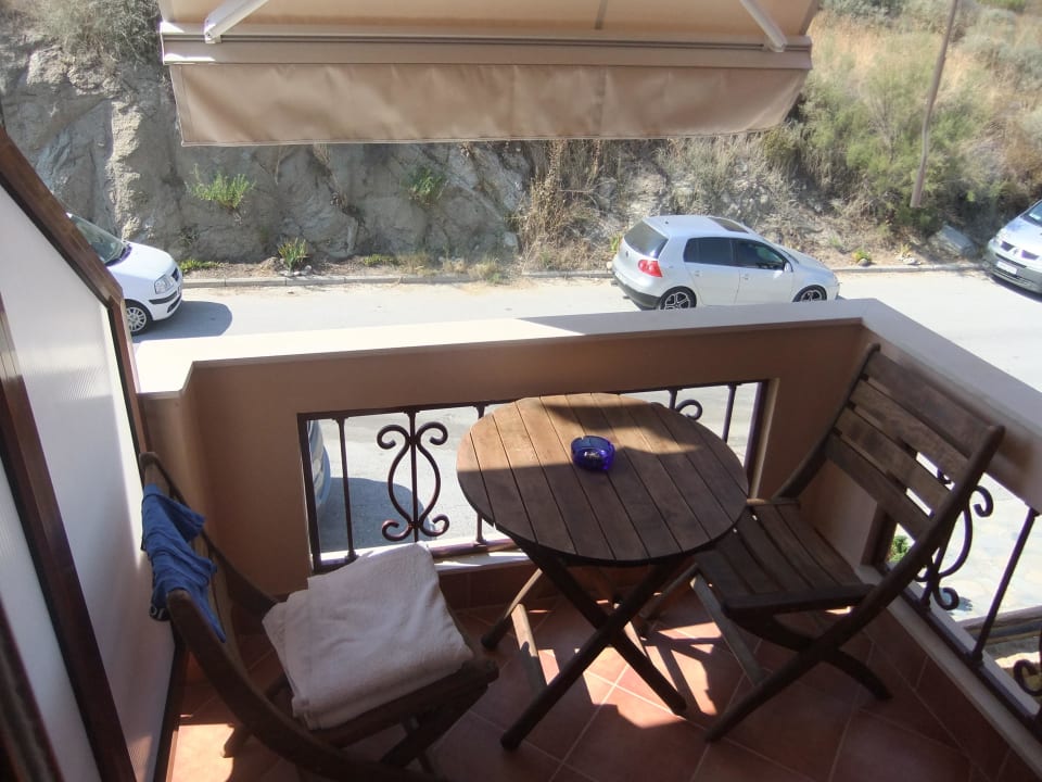 Der Balkon , nach rechts hatte man Meerblick  Apollon Xenonas Apparthotel
