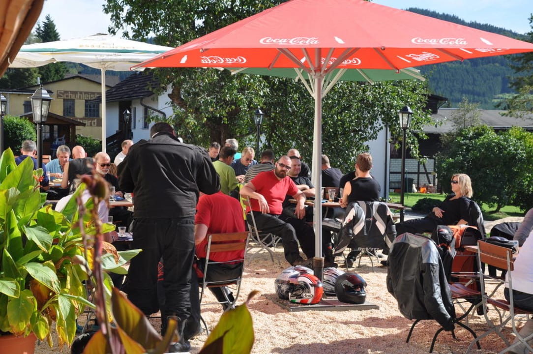 Gäste in unserem neuen Biergarten Hotel Sassor