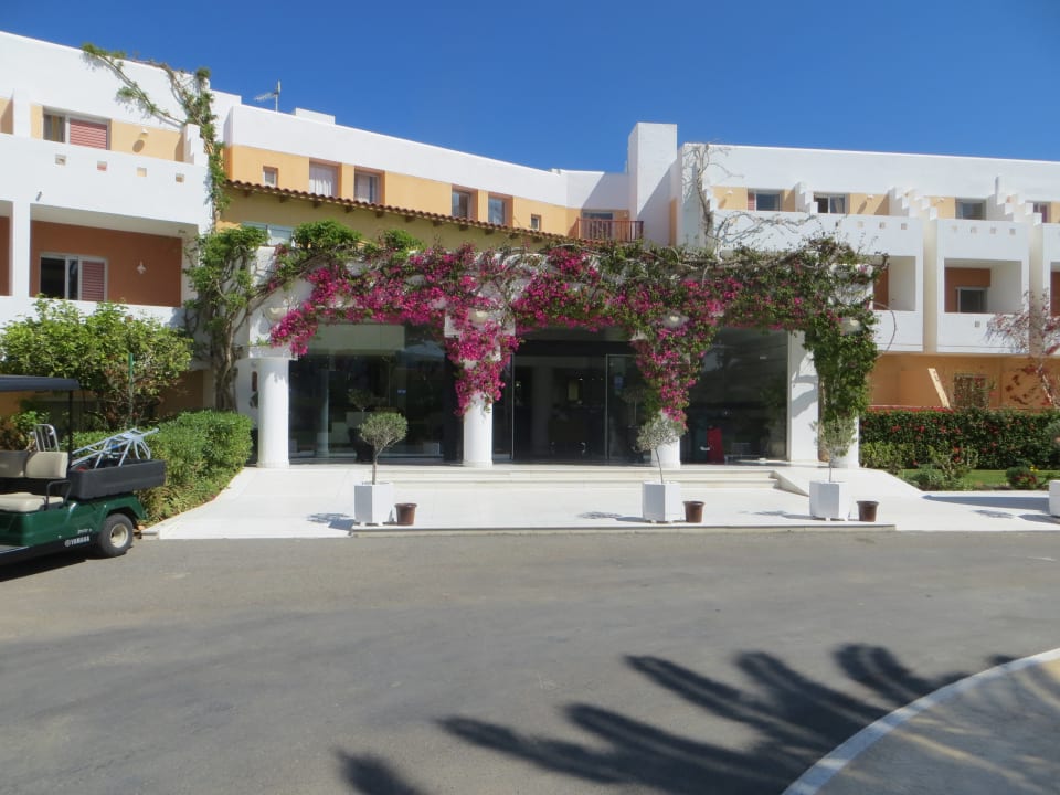 Der Eingangsbereich Anissa Beach & Village