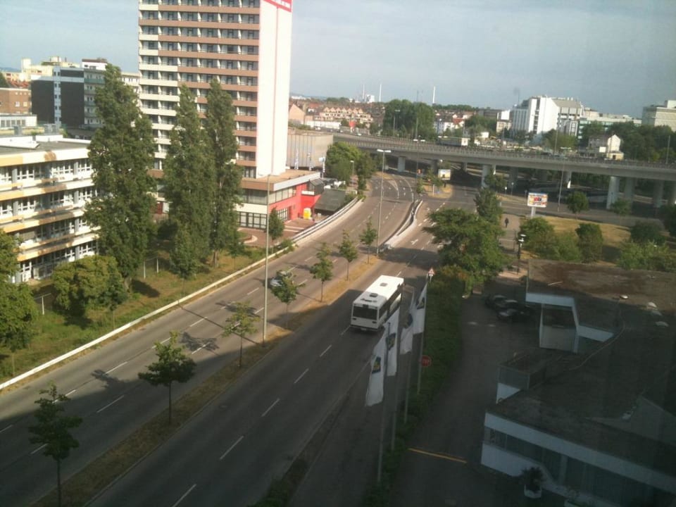 Größere Straße vor dem Hotel Leoso Hotel Ludwigshafen