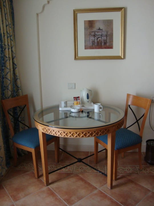 Tisch mit Wasserkocher Old Palace Resort Sahl Hasheesh