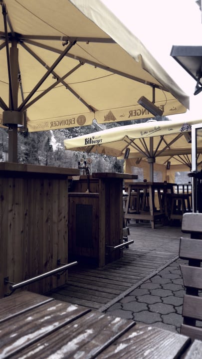 Aussenbereich der Bar Hotel Vier Jahreszeiten
