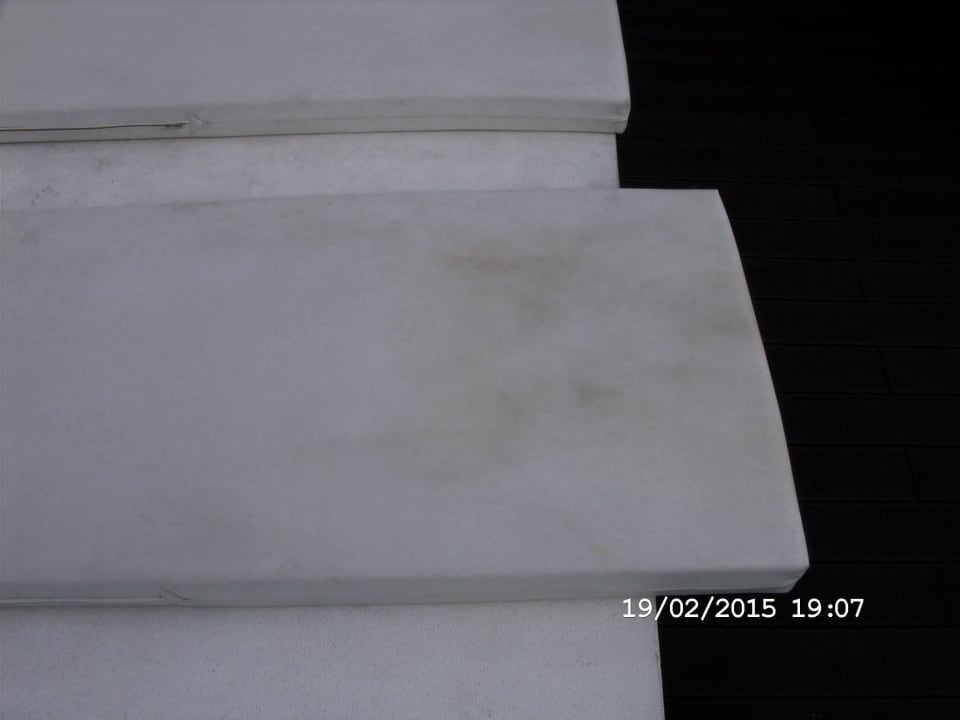 Verdreckte Auflagen Sonnendeck Hotel Gold by Marina