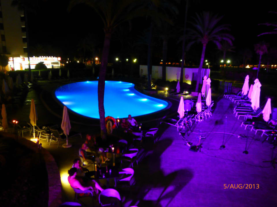 Poolanlage bei Nacht allsun Hotel Bahia del Este