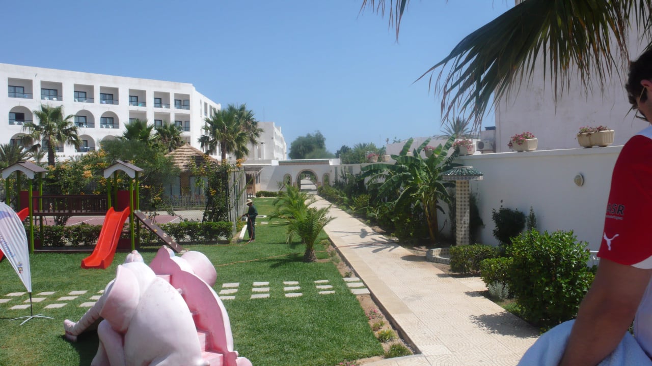 Weg zum Strand mit Blick auf Garten Hotel Royal Nozha
