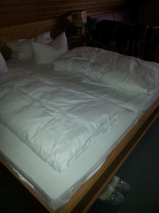 Das Bett, nachdem das Zimmermädchen da war Burghotel Am Hohen Bogen