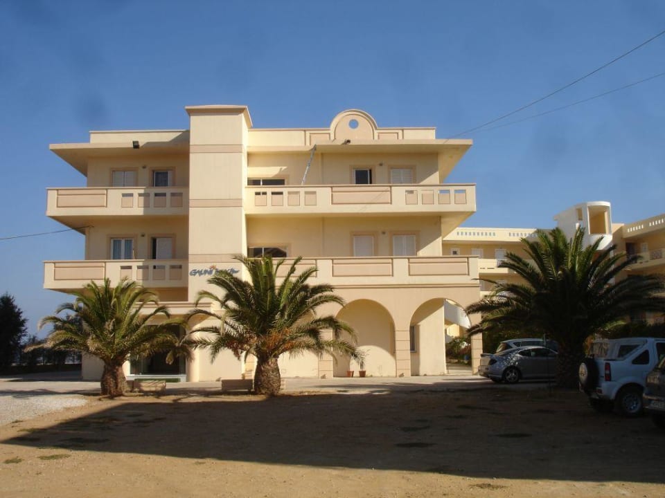 Vorderansicht und Parkplatz Hotel Galini Beach