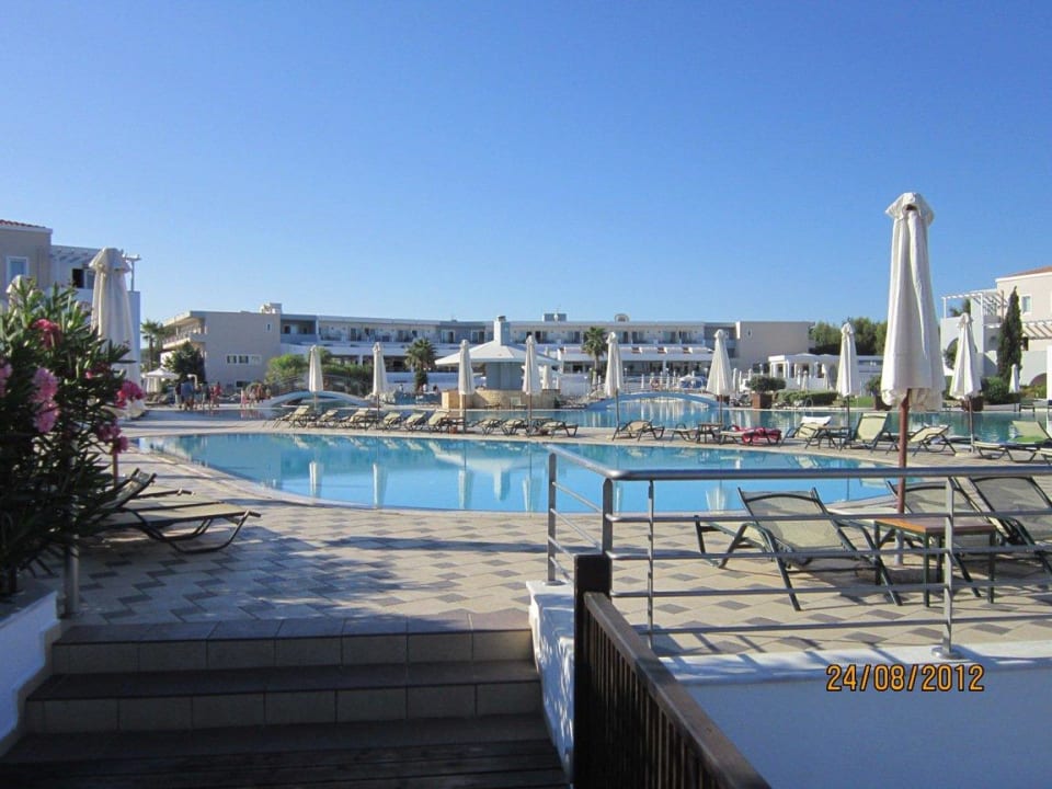 Hauptpool mit Poolbar Atlantica Marmari Palace