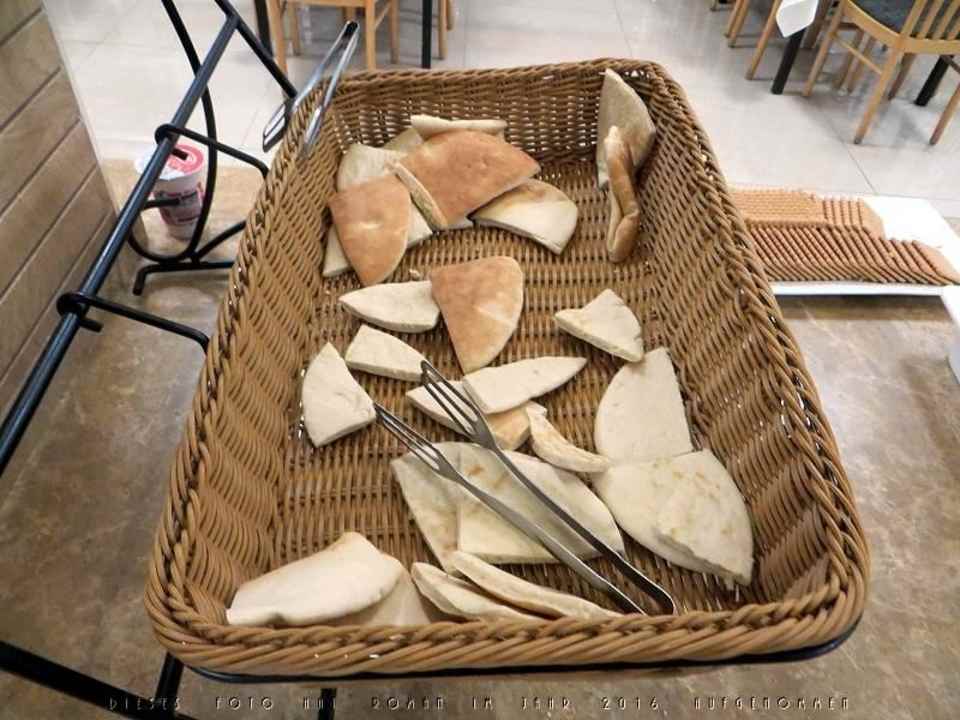 Brot in Form von Pita-Vierteln gab es jeden Tag. Nativity Hotel