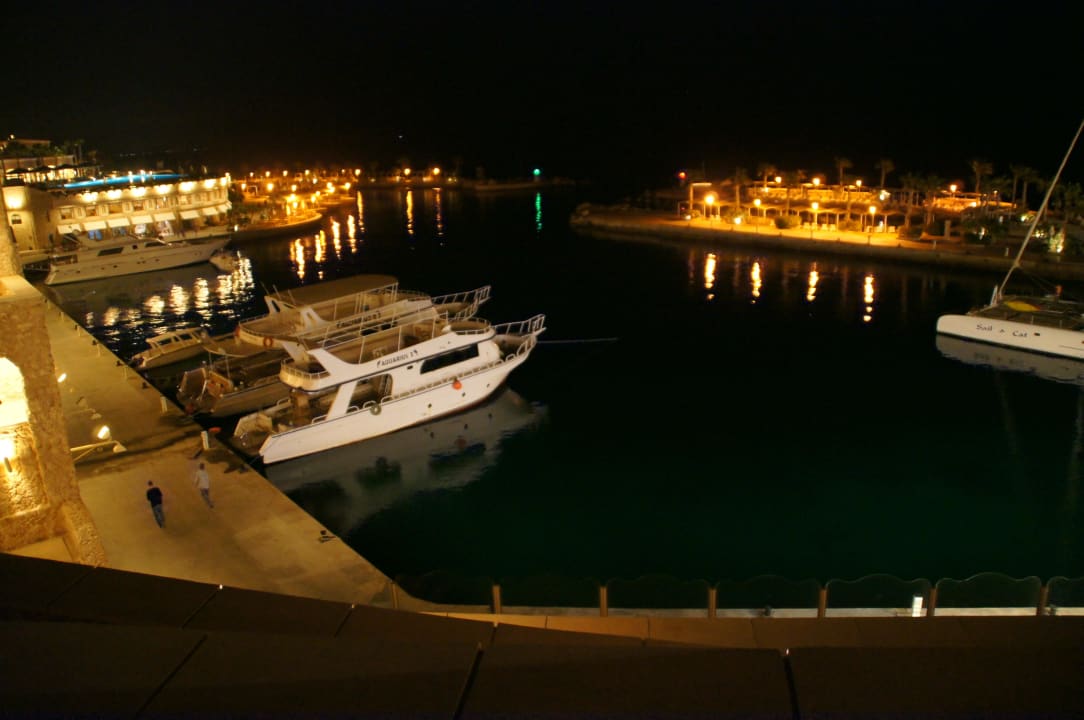 Nachtaufnahme vom Hafen Pickalbatros Citadel Resort
