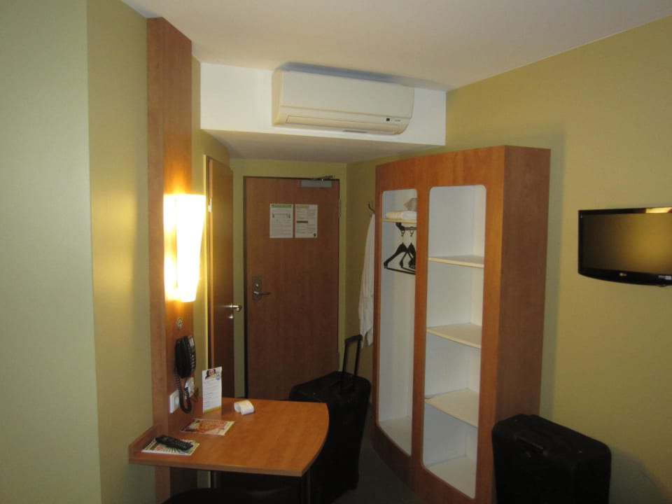 Zimmer vom Bett Richtung Tür B&B Hotel Düsseldorf-Airport