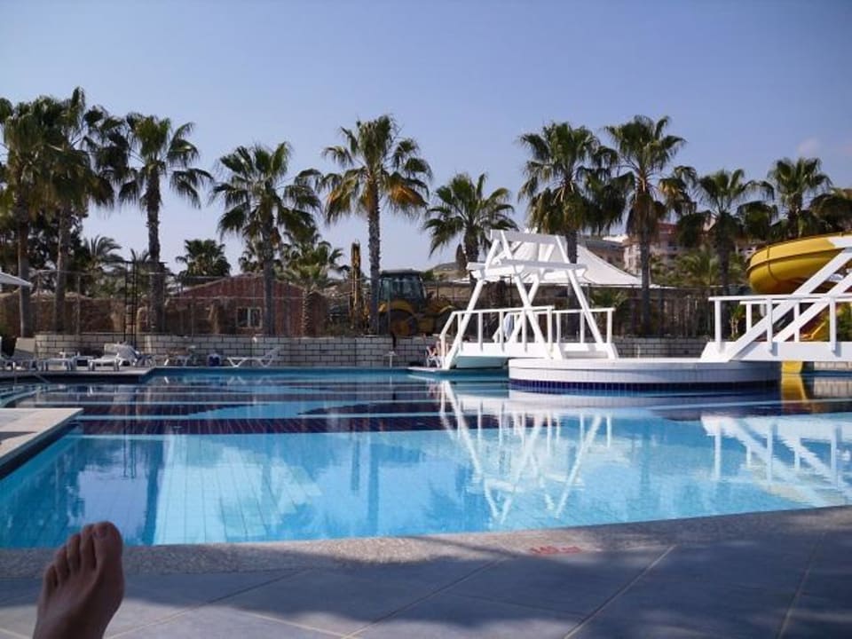 Baumaschine neben Poolbereich Sealife Buket Resort & Beach