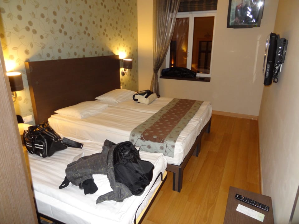Schlafzimmer 1 mit extra Bett Opera Garden Hotel & Apartments