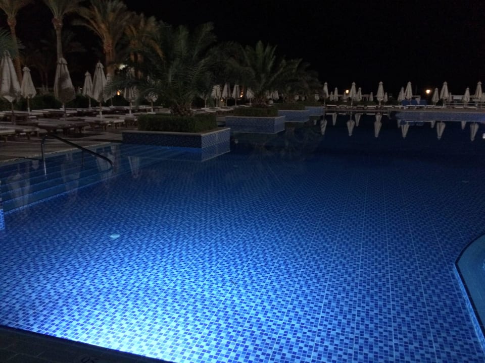 Hauptpool bei Nacht Premier Le Reve Hotel & Spa
