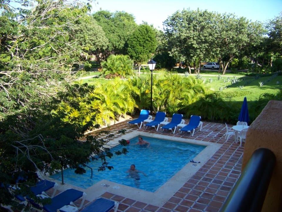 Blick zum Pool der Hacienda Bungalows Sandos Playacar Beach Resort