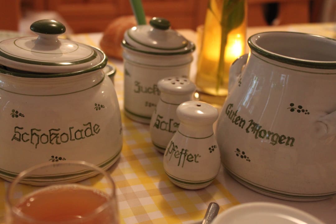 Ganz liebevolles Geschirr Gästeheim Auwitsch