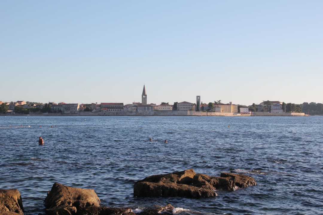Blick vom Strand Richtung Porec Valamar Parentino Hotel