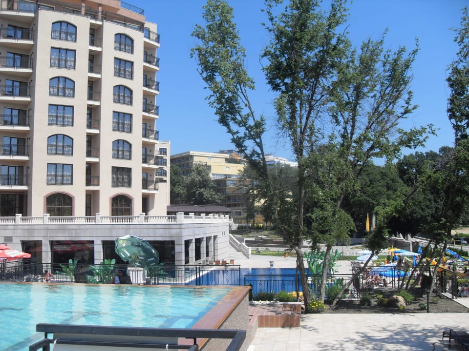 Pool und Hotelanlage aus Poolsicht SH Dolce Vita