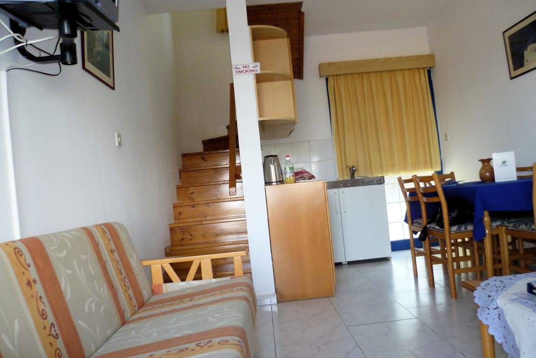 Wohnzimmer mit Treppe zum Obergeschoß Bay View Apartments