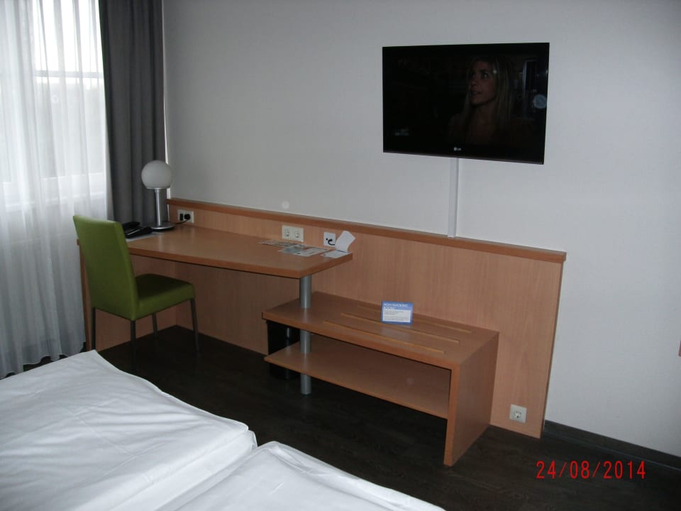 Schreibtisch im Zimmer Hotel Düsseldorf Krefeld affiliated by Meliá Hotels International