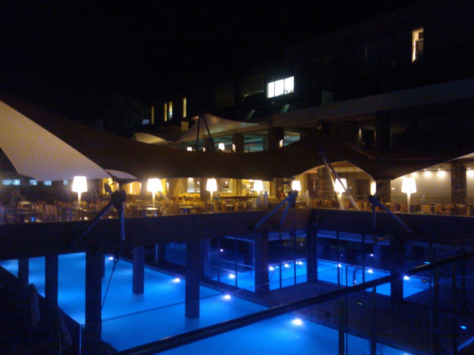 Restauracja nocą Atlantica Mikri Poli Crete