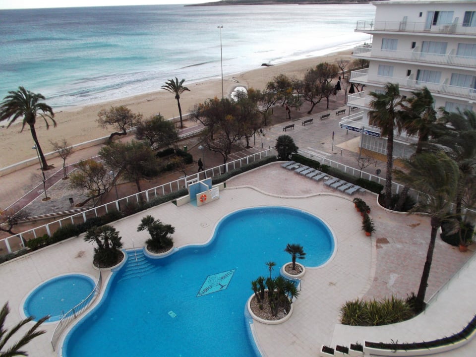 Blick auf Pool und Promenade Sabina Hotel & Suites