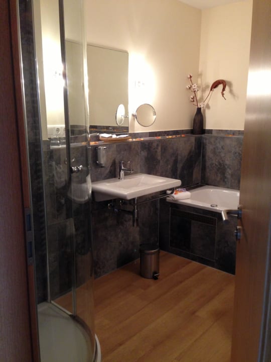 Waschbad mit Whirlwanne & Dusche Trend Hotel