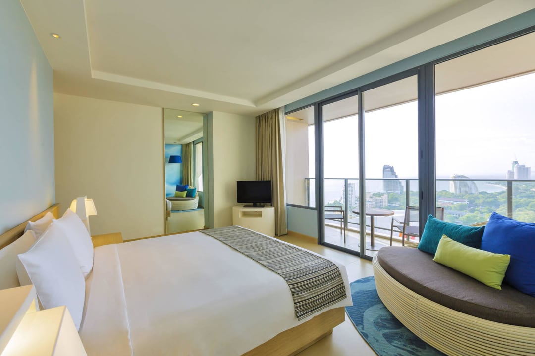 Executive Suite - Club Access Ocean View Hotel Holiday Inn Pattaya