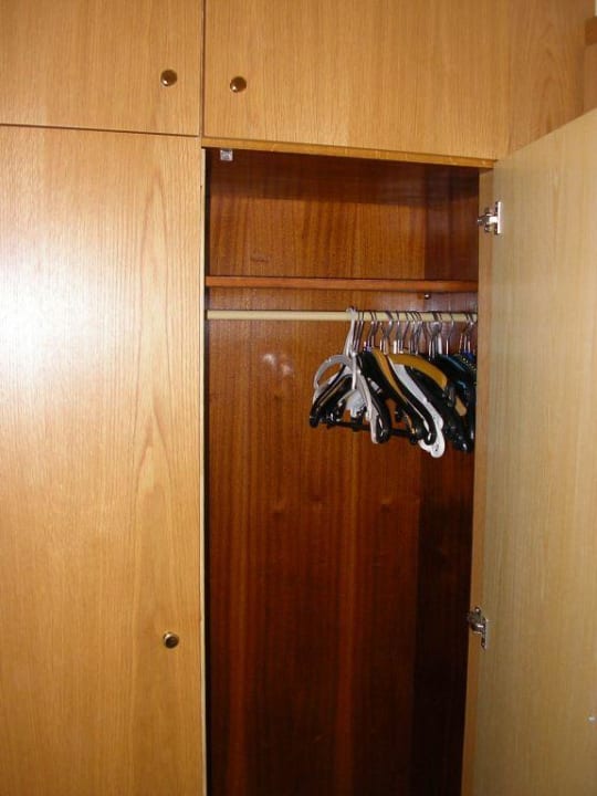 Schrankwand mit allerlei Kleiderbügeln Hotel Alpenhof