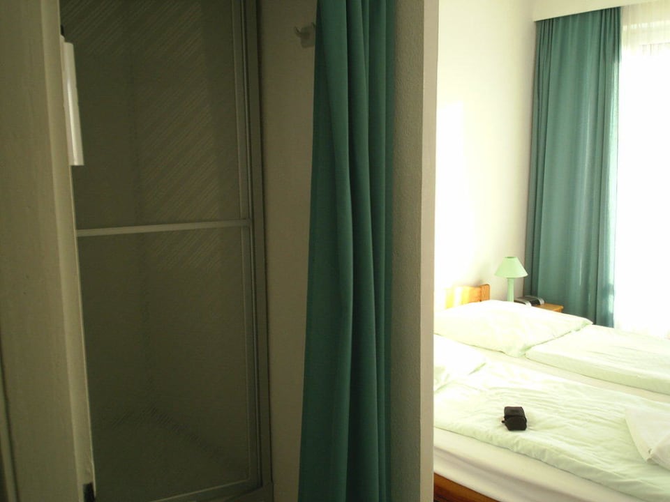 Dusche nur mit Vorhang vom Schlafbereich getrennt Hotel John Brinckman