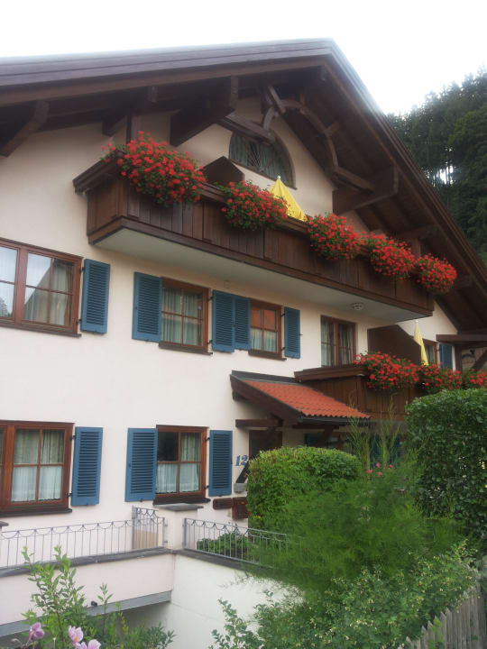 Appartement oben rechts (Schirm) und Dachfenster  Residenz Sonnenhang 1 & 2