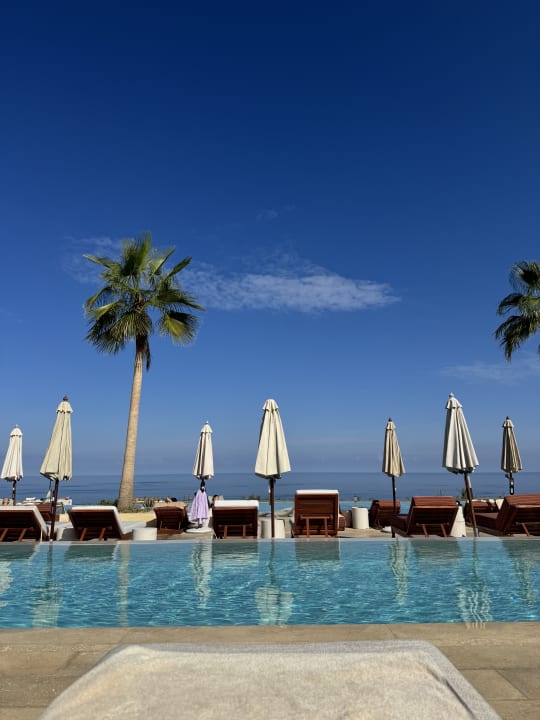 Pool The Royal Senses Resort, Curio Collection by Hilton