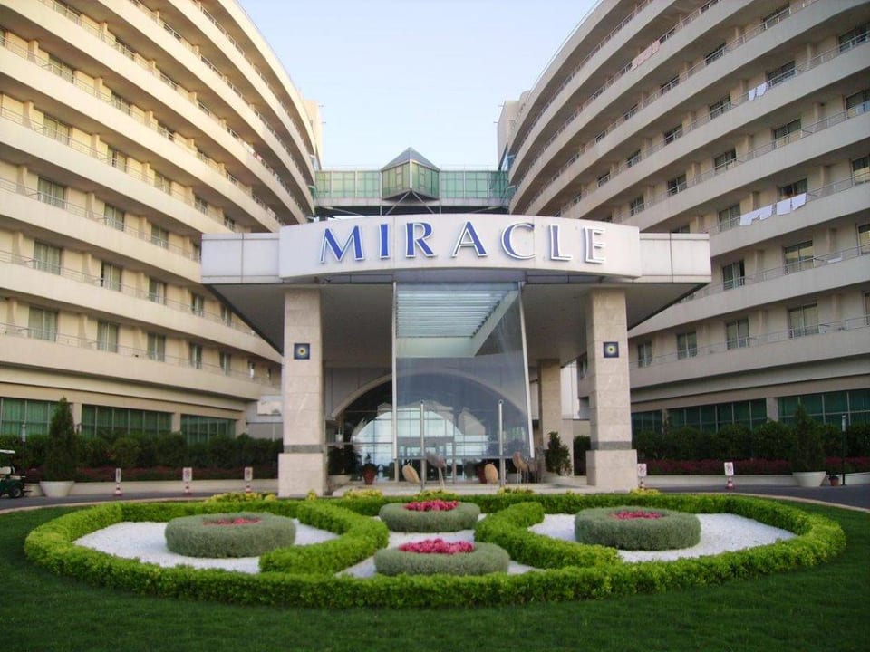 Hotel Vorderansicht Hotel Miracle Resort