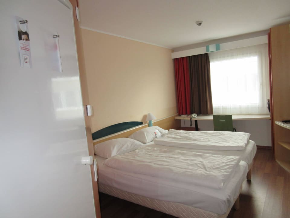 Bequemes Doppelbett B&B Hotel Hamburg-Airport