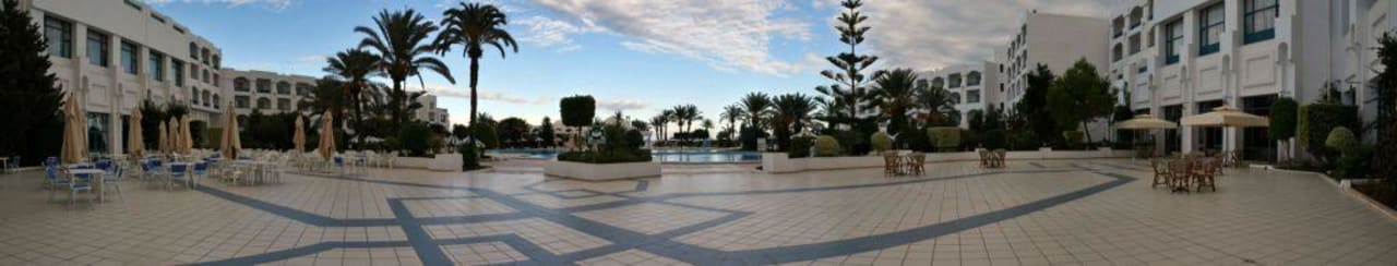 Widok na basen z wyjścia hotelowego Mahdia Palace Thalasso