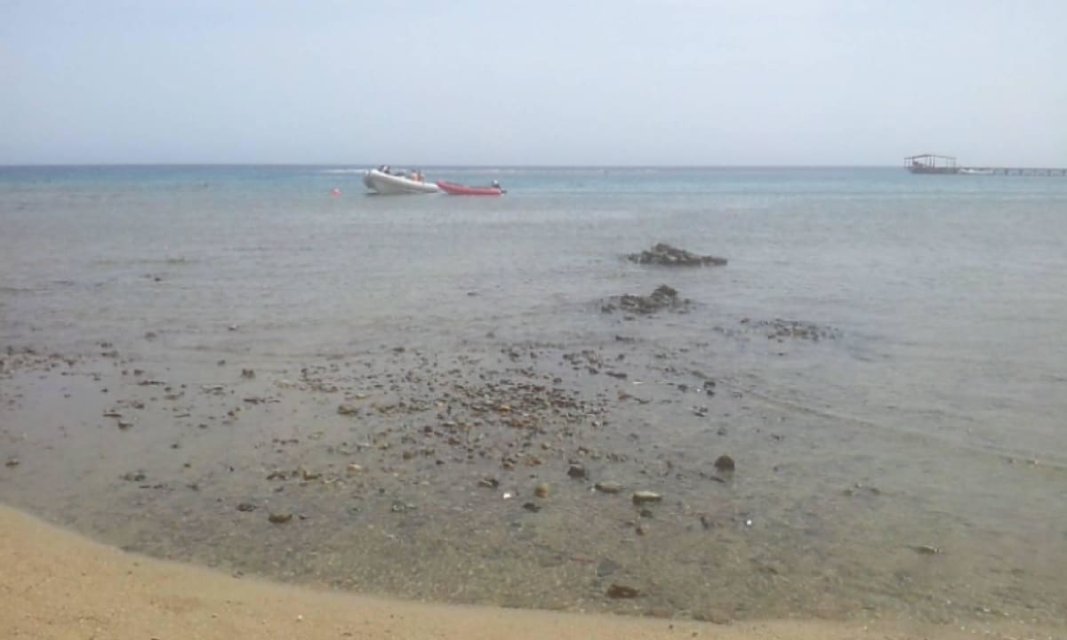 Einige Strandabschnitte sind steinige Three Corners Equinox Beach Resort
