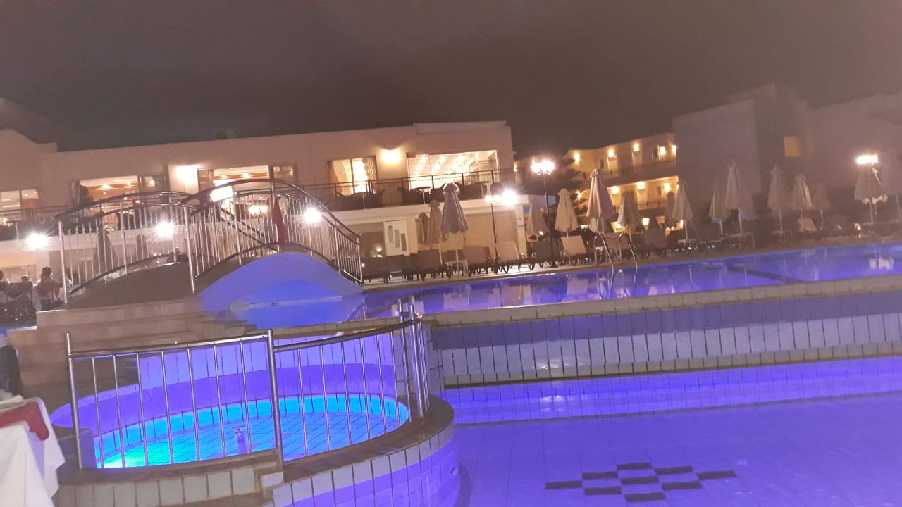 Pool Vantaris Palace