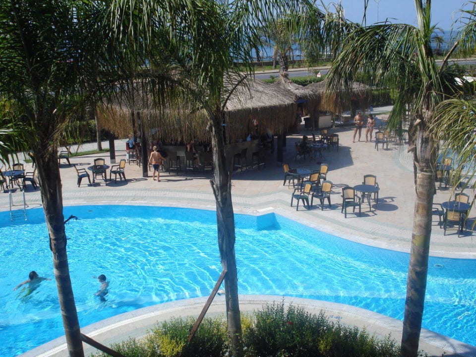 Eine Poolbar Long Beach Alanya