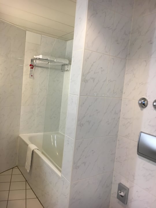 Bad mit Dusche in einen Leonardo Royal Hotel Düsseldorf Königsallee