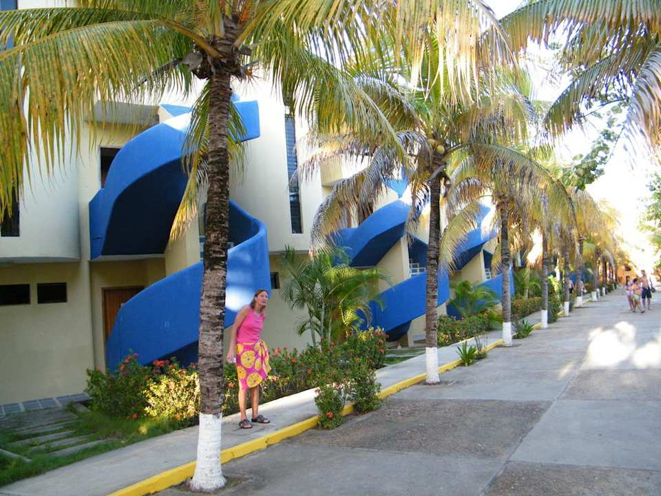 Seitenansicht/Weg zum Restaurant Hotel Golden Paradise