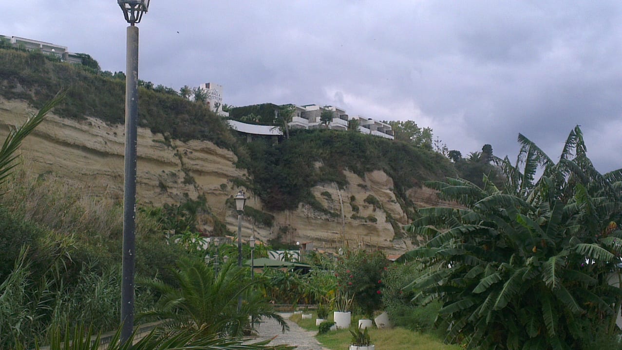 Mit Blick zum Hotel das auf den Fels gebaut ist  Aldiana Club Rocca Nettuno Calabria