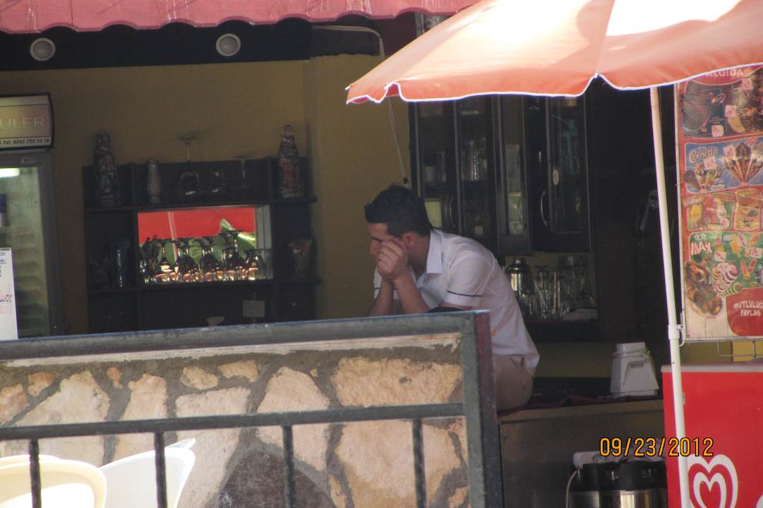 Ein gelangweilter Schmutzfing Semoris Hotel