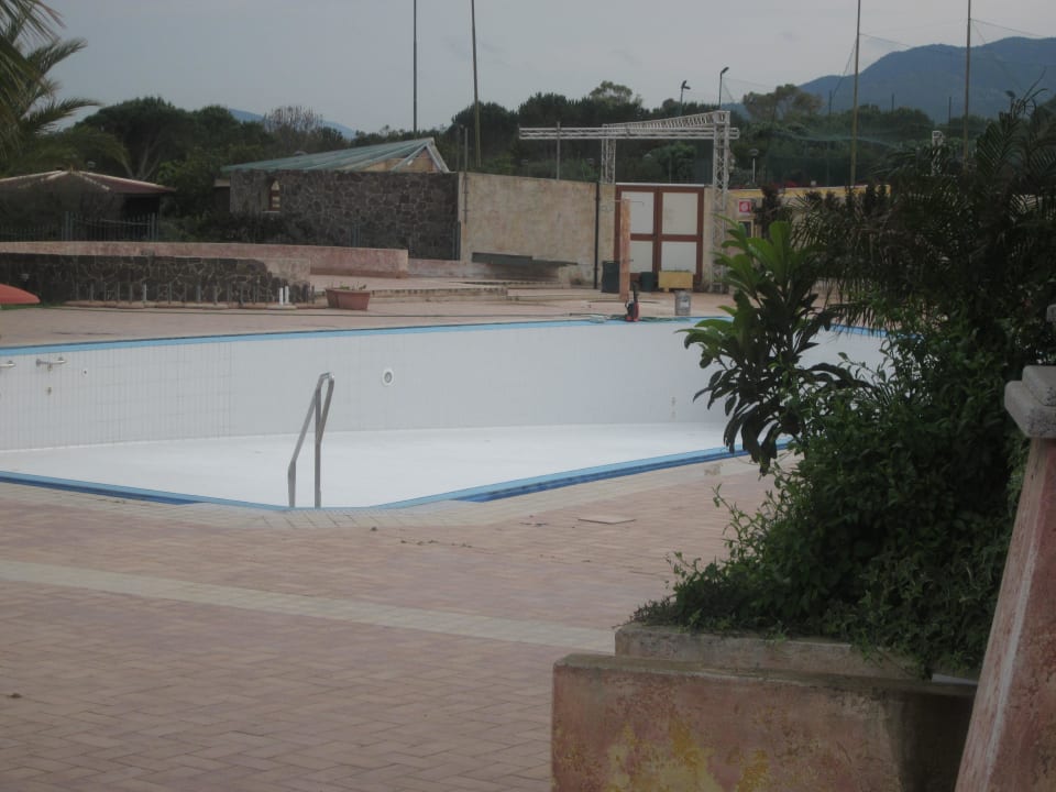 Leerer Pool Residence Porto Corallo