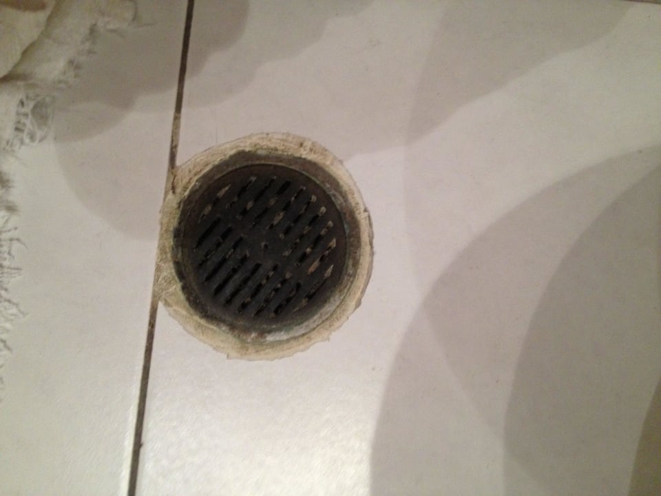 Rostiger / schimmeliger Abfluss im Bad Sandy Beach Resort